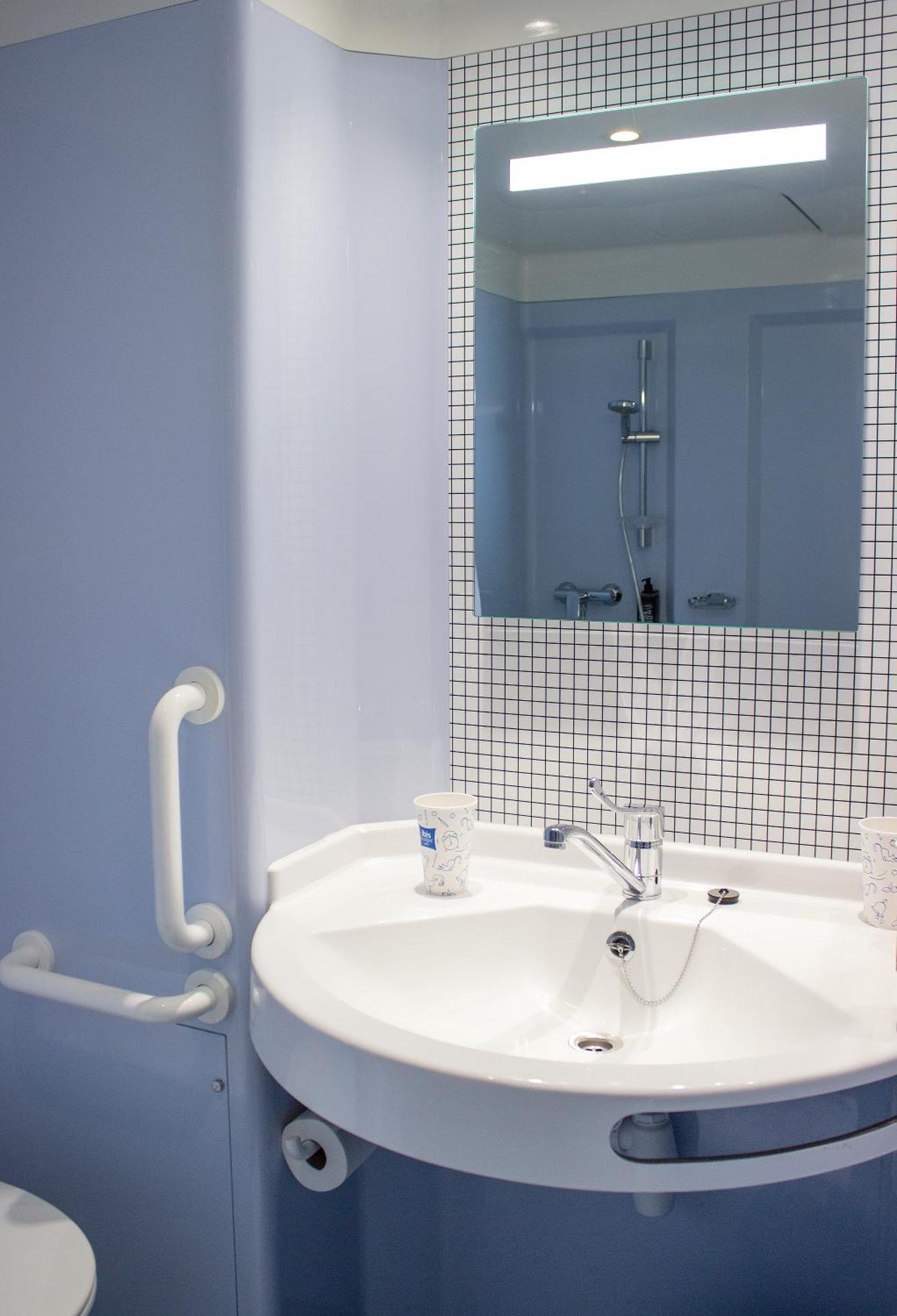 Ibis Budget Lunel Porte De Camargue Aimargues Exterior foto