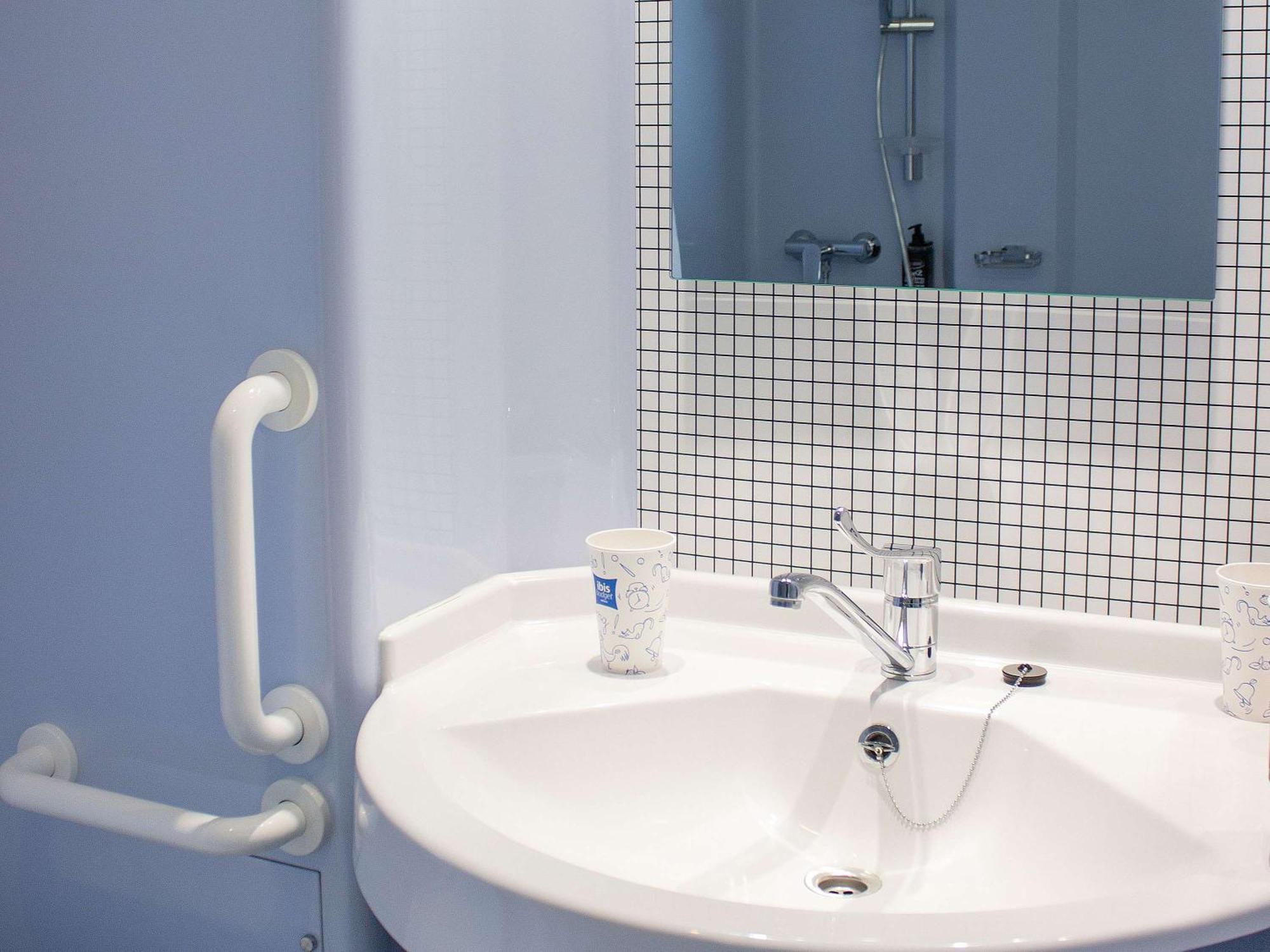 Ibis Budget Lunel Porte De Camargue Aimargues Exterior foto